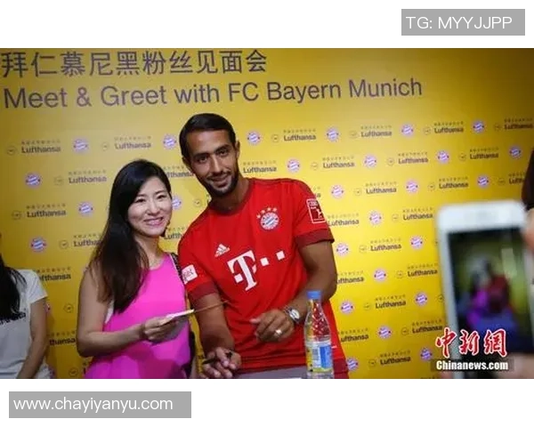 足球明星与中国粉丝亲密合影展现友谊与热情的美好瞬间 足球明星与中国粉丝亲密合影展现友谊与热情的美好瞬间